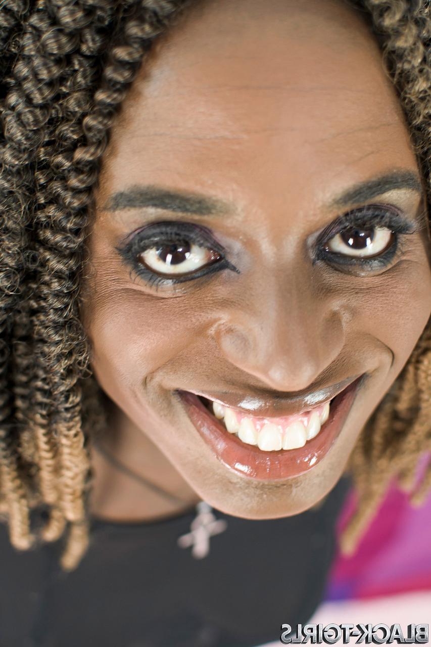 16P La transexuelle noire exotique Ana Andrews branle sa bite et joue avec son gros butin.