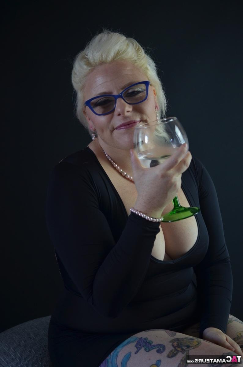 16P La blonde tatouée Mollie Foxxx se prépare à avaler l'eau d'un gobelet.