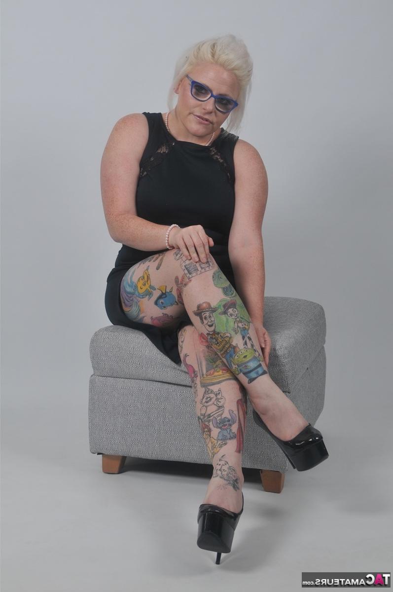 16P La blonde tatouée Mollie Foxxx se prépare à avaler l'eau d'un gobelet.