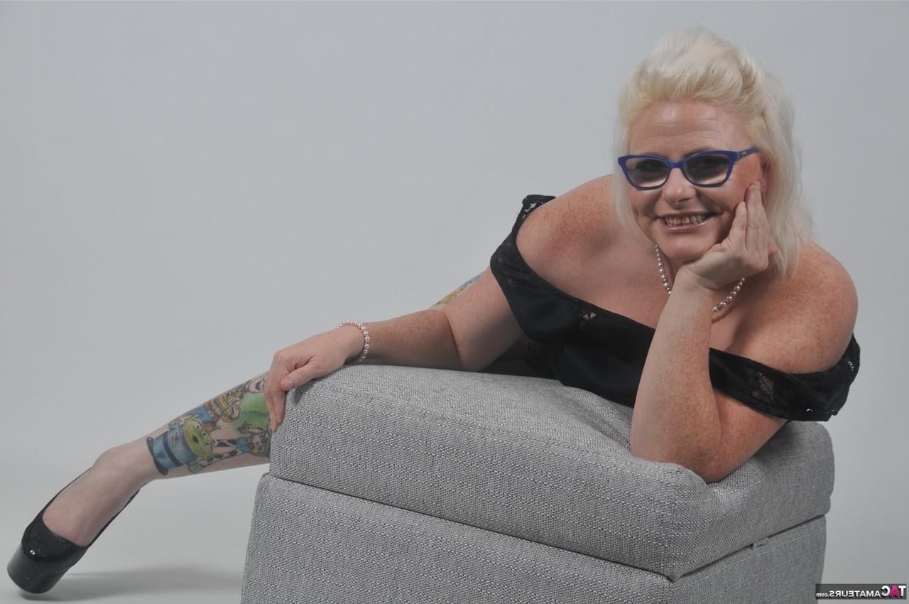 16P La blonde tatouée Mollie Foxxx se prépare à avaler l'eau d'un gobelet.