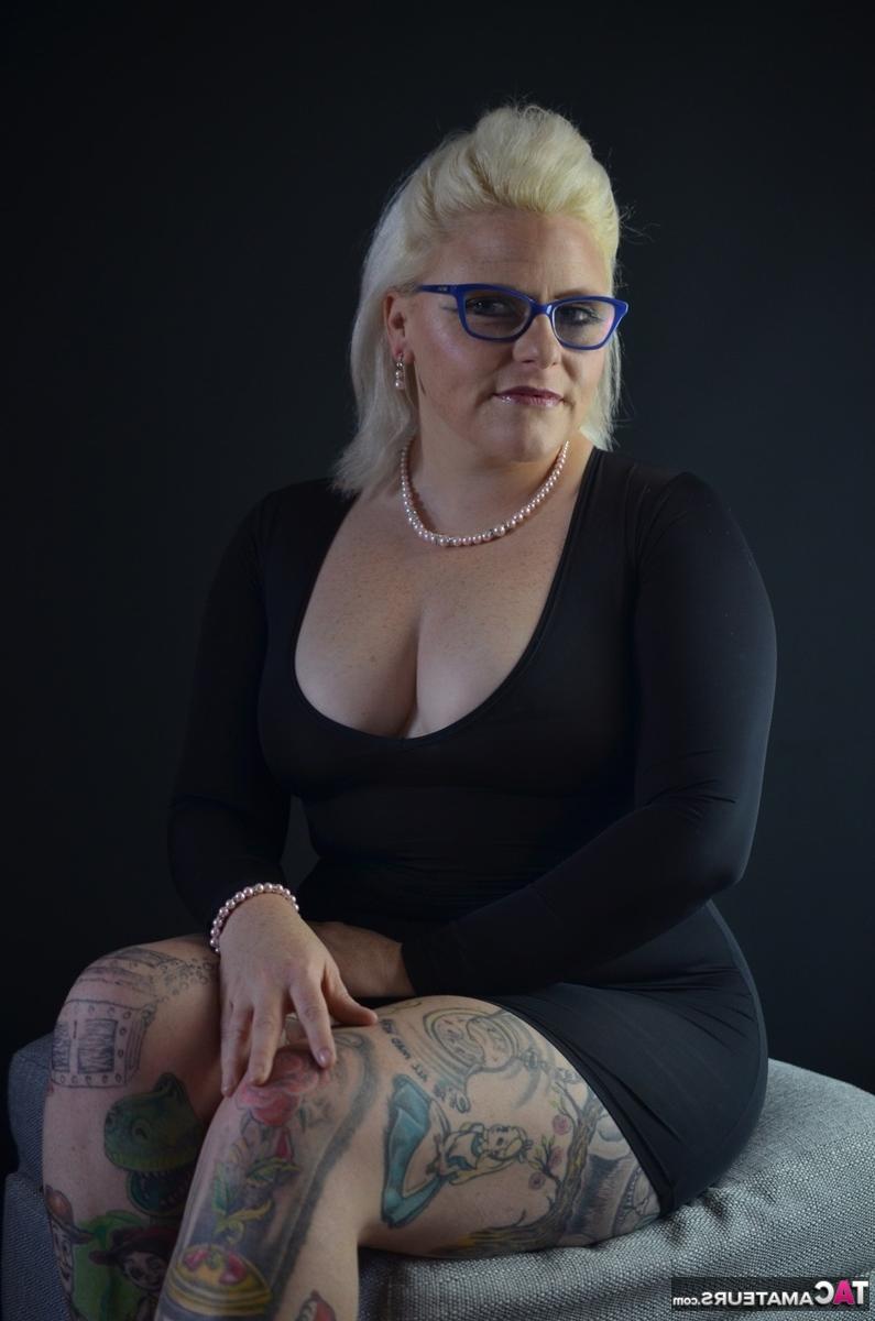 16P La blonde tatouée Mollie Foxxx se prépare à avaler l'eau d'un gobelet.