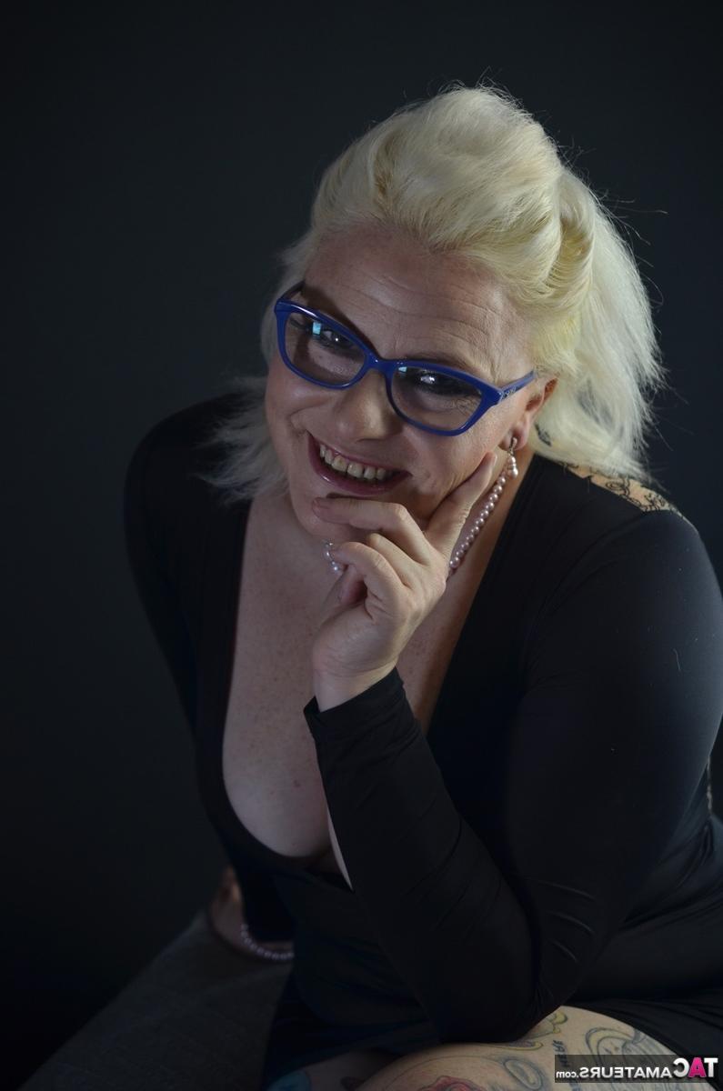 16P La blonde tatouée Mollie Foxxx se prépare à avaler l'eau d'un gobelet.