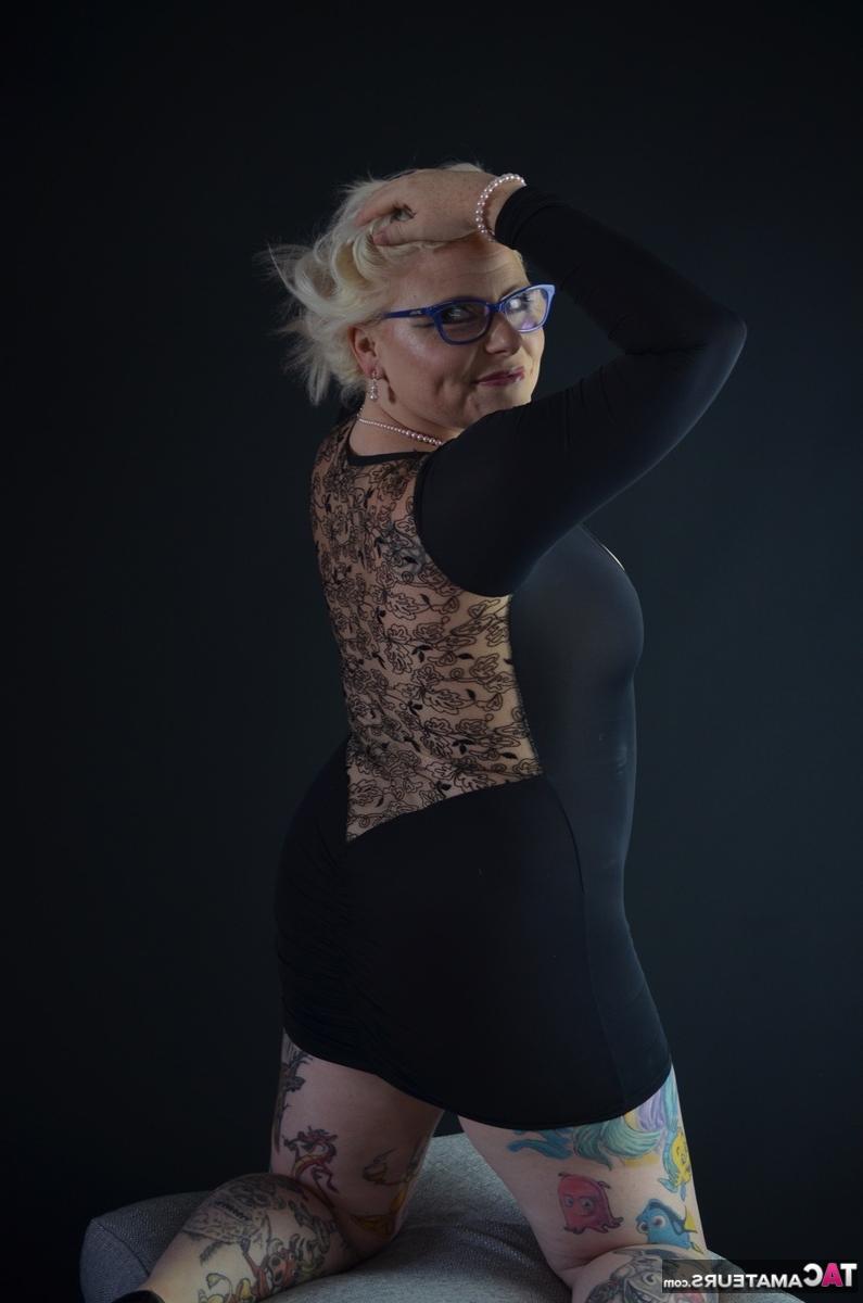 16P La blonde tatouée Mollie Foxxx se prépare à avaler l'eau d'un gobelet.