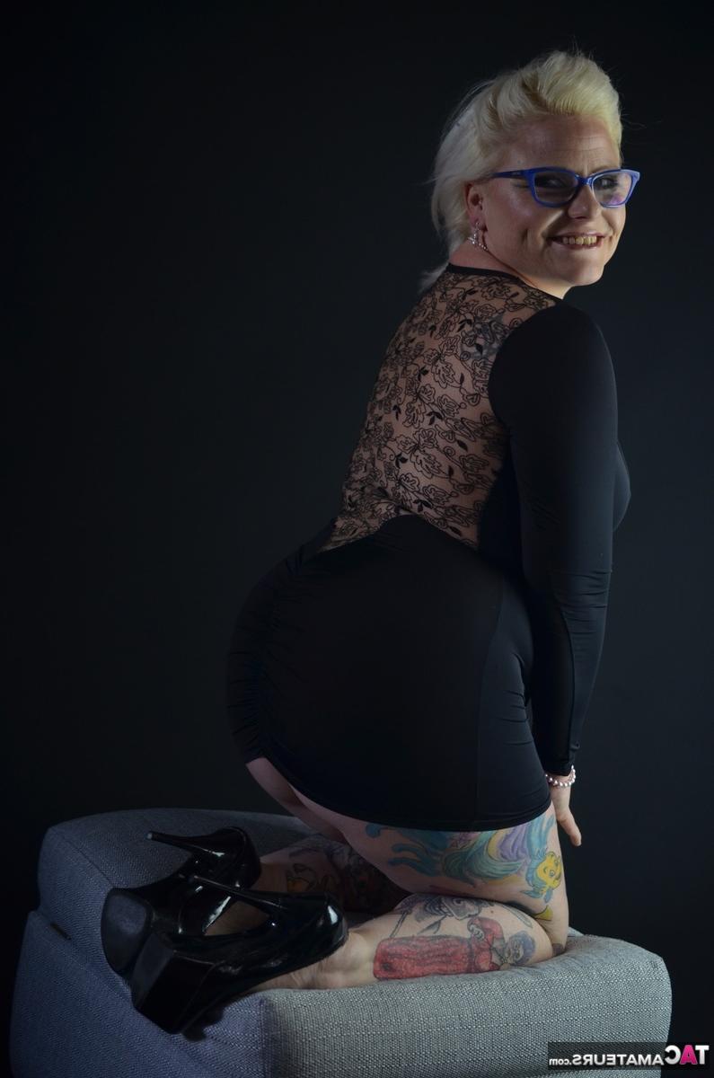 16P La blonde tatouée Mollie Foxxx se prépare à avaler l'eau d'un gobelet.