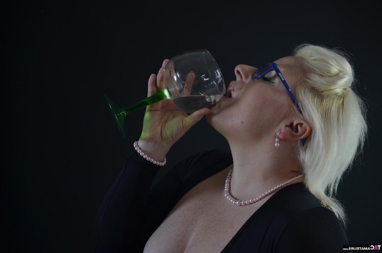 16P La blonde tatouée Mollie Foxxx se prépare à avaler l'eau d'un gobelet.