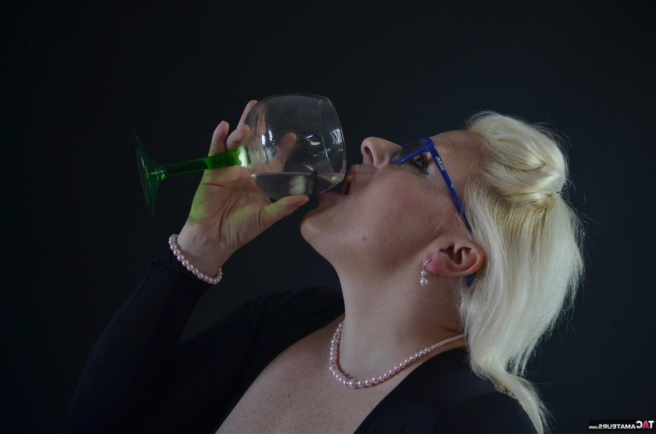 16P La blonde tatouée Mollie Foxxx se prépare à avaler l'eau d'un gobelet.