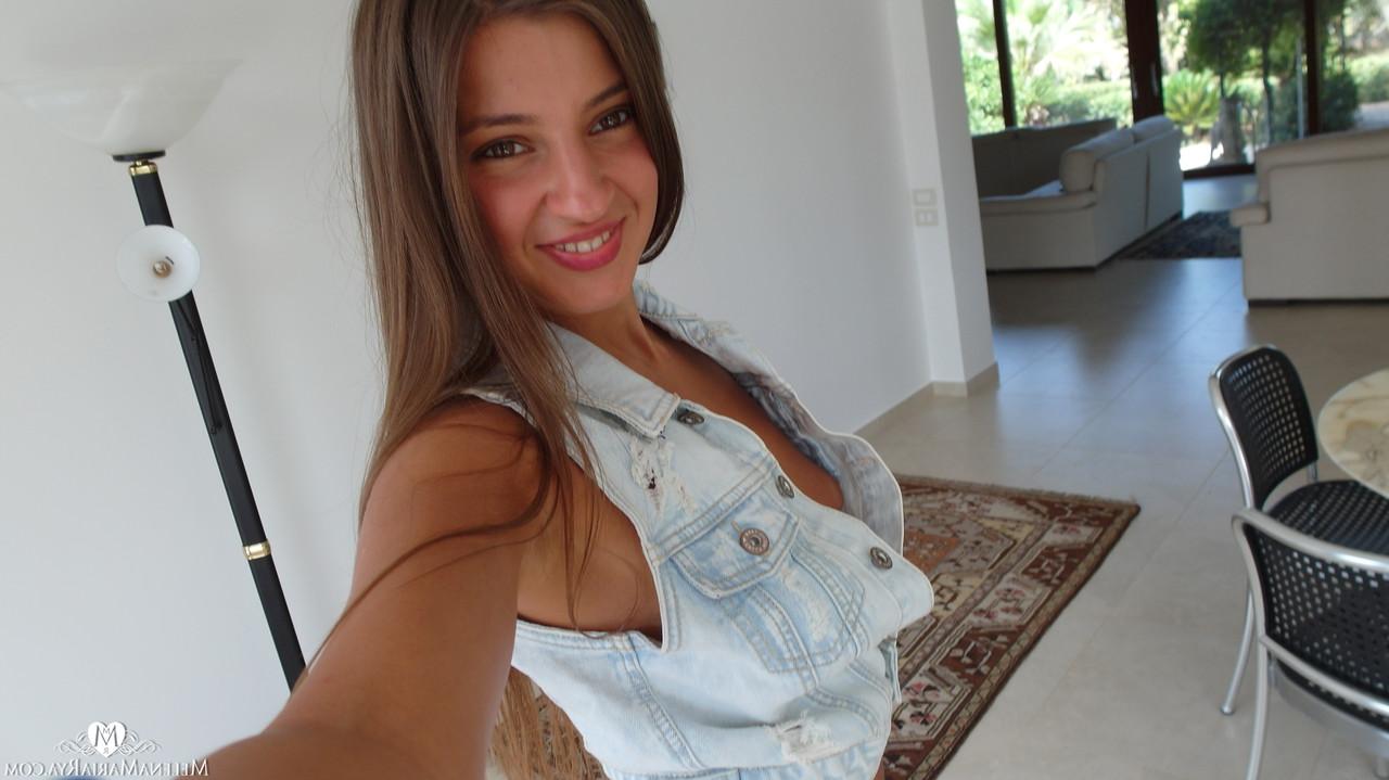 15P A morena magra Melena Tara tira seus shorts coloridos e posa de calcinha