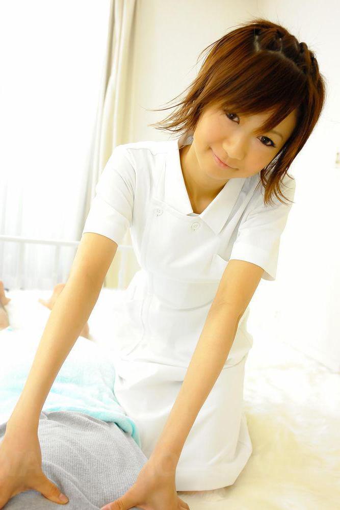 16P A pequena enfermeira japonesa Miriya Hazuki dá prazer ao pau duro de um paciente