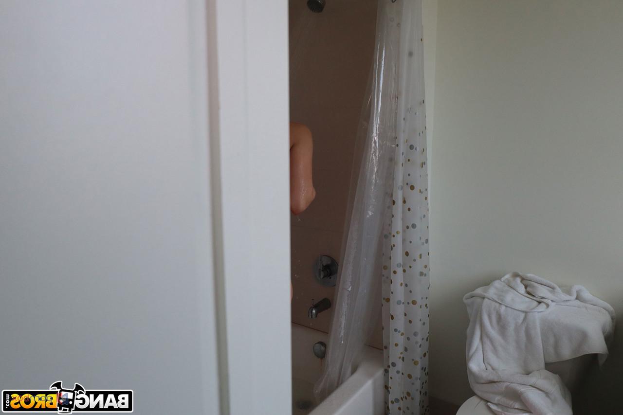 20P La jeune potelée Valentina Jewels se fait étirer la chatte chaude par une grosse tige en POV.
