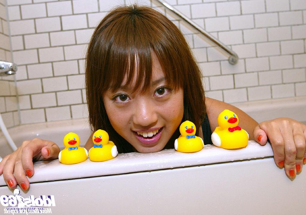16P ワンピース水着でシャワーを浴びるかわいいアジアの可愛い人かなみ