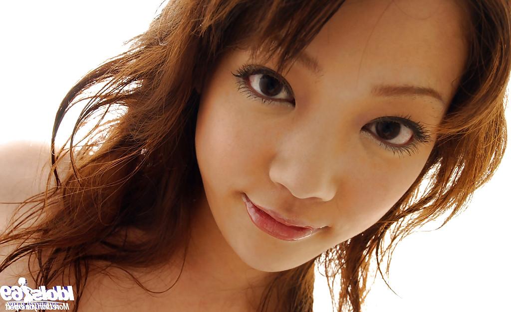13P A adolescente asiática gostosa Mai Kitamura posando de topless e tirando a calcinha rosa