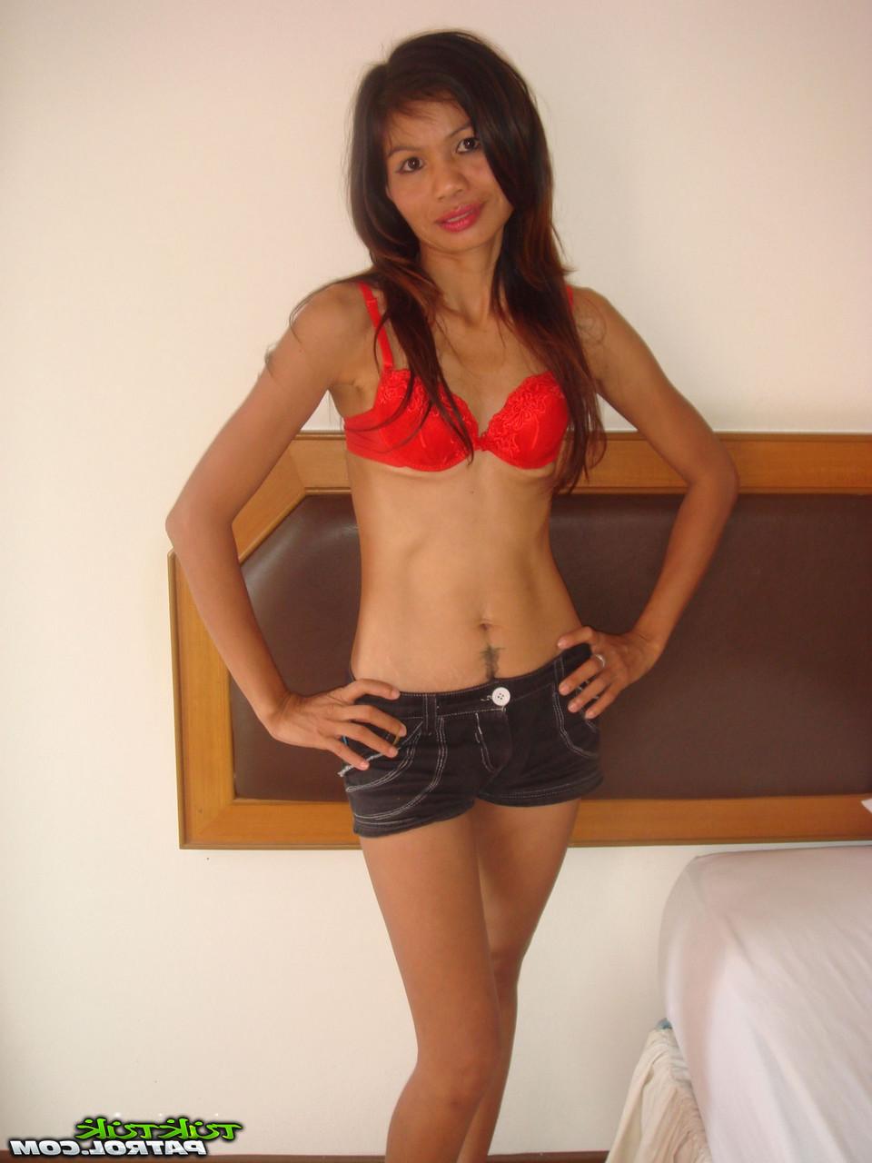 20P La sexy MILF asiática Apple muestra su pequeño cuerpo en un striptease caliente en el dormitorio