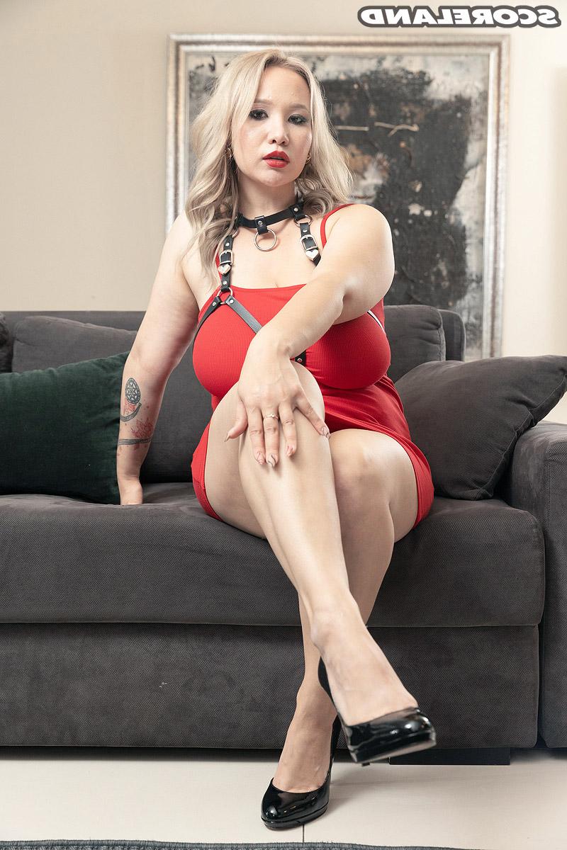 16P La MILF rubia Katie Rose se abre de piernas desnudas después de desatar sus tetas