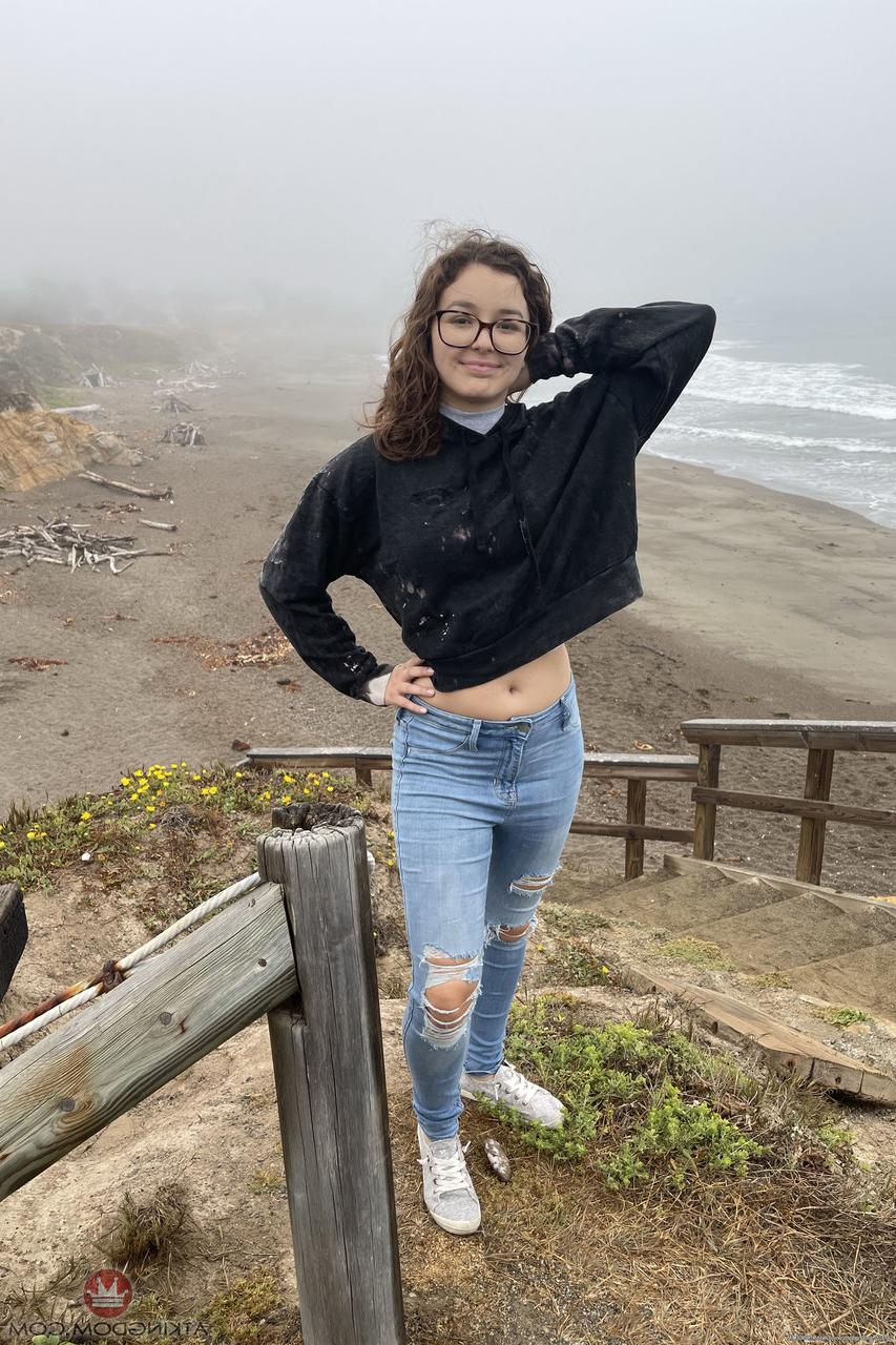 20P A adolescente curvilínea Leana Lovings mostra sua bunda grande e espalha sua buceta gostosa