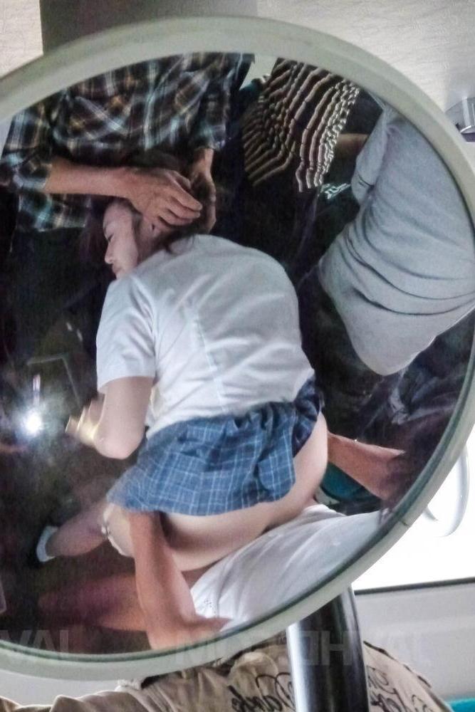 15P A estudante japonesa Yuna Satsuki é apalpada antes de dar uma cabeçada em um ônibus público