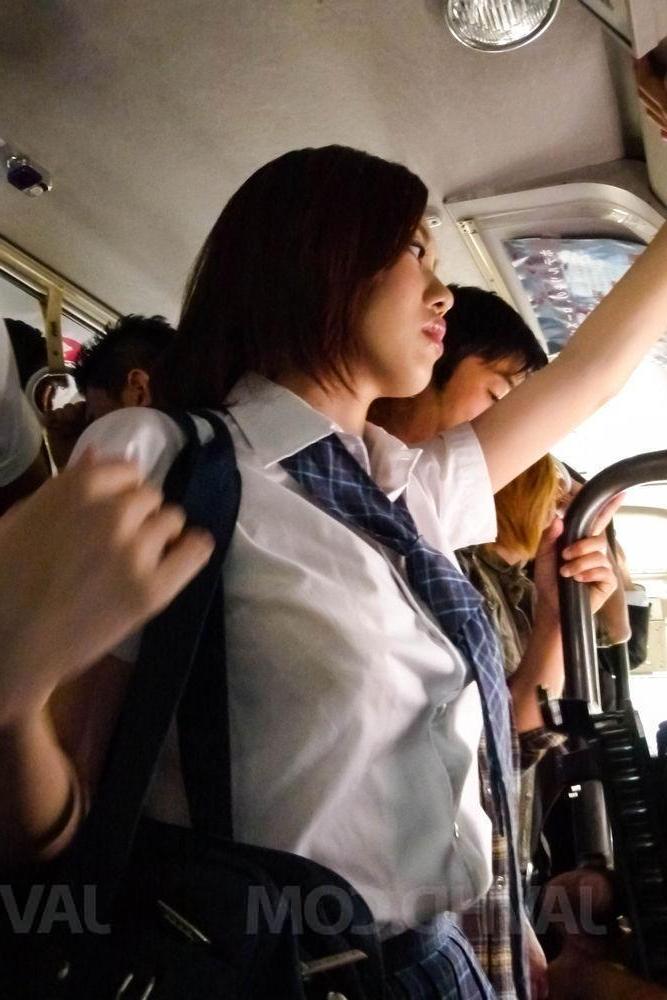 15P A estudante japonesa Yuna Satsuki é apalpada antes de dar uma cabeçada em um ônibus público