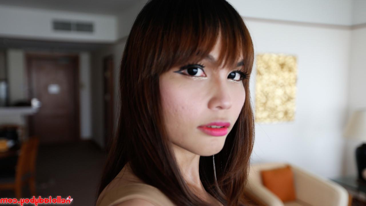 20P A linda ladyboy asiática Ayumi mostra a calcinha enquanto posa em seu vestido