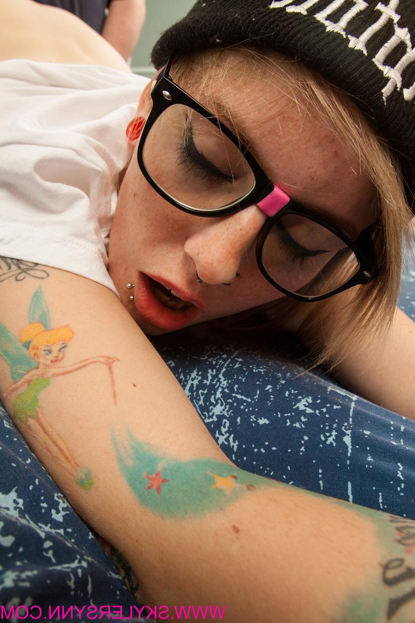 20P A hipster tatuada e nerd Skyler Synn tem sua buceta fodida por um velho careca