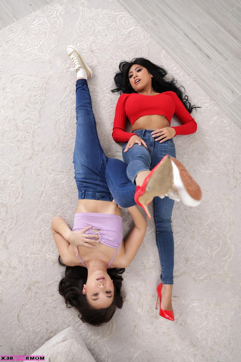 16P El dúo asiático de madre e hijastra Ember Snow y Kimmy Kimm participan en un trío