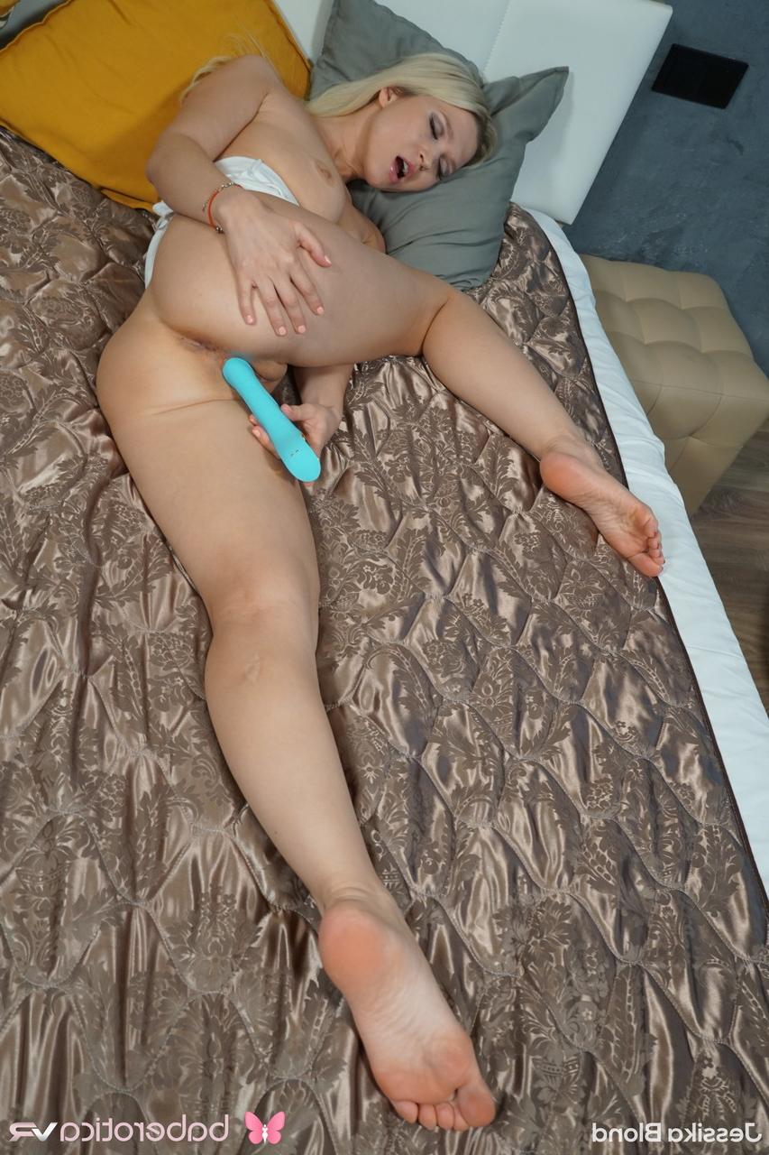20P La blonde coquine Jessika Blond révèle son trou et le joue profondément.