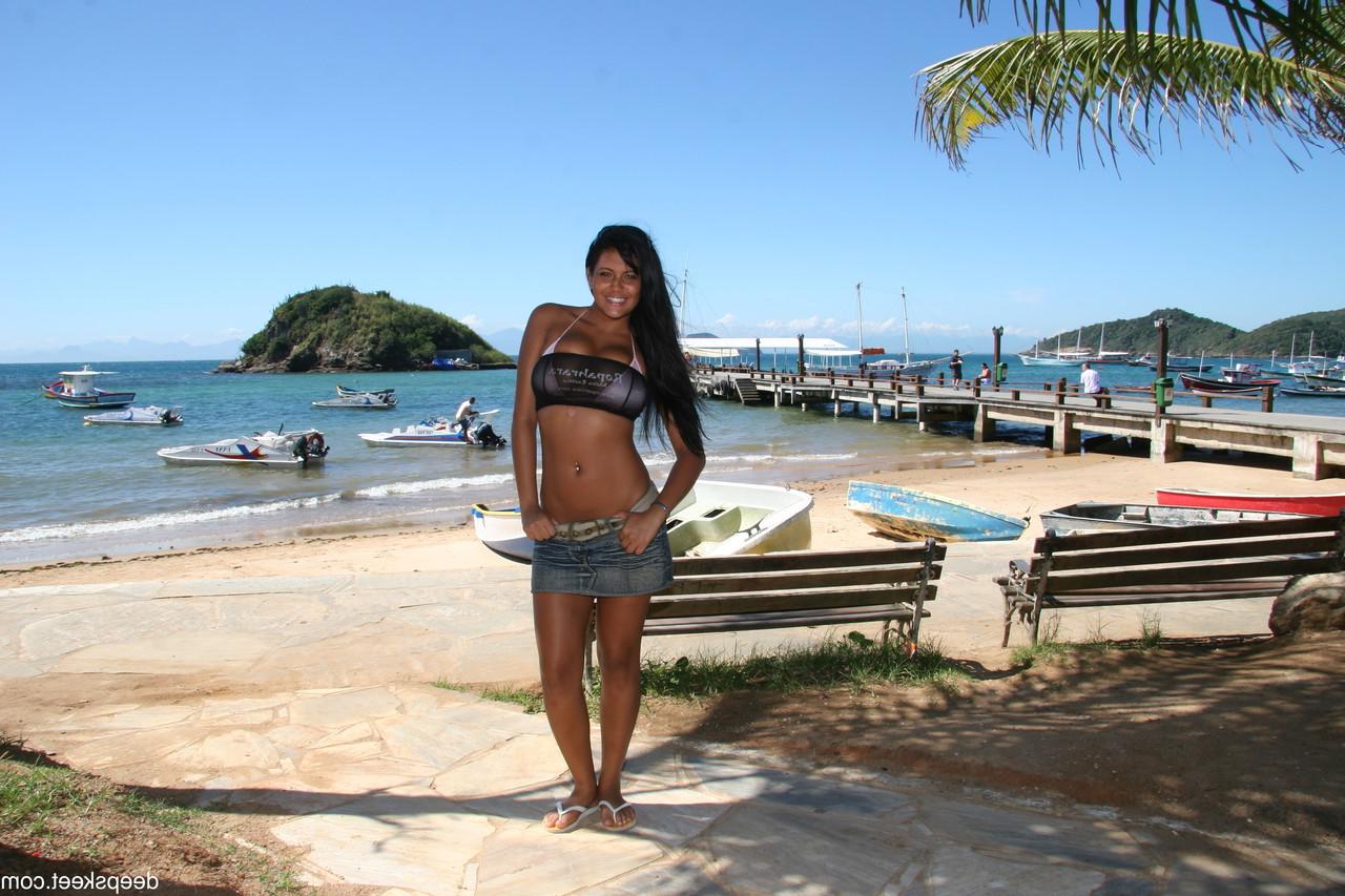 15P Gata sexy de cabelos negros e peitos grandes leva uma surra em um trio de iate