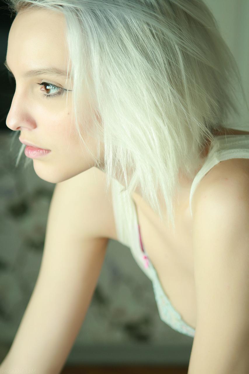 20P La joven rubia platino Kira W se quita la lencería para estar desnuda en su habitación