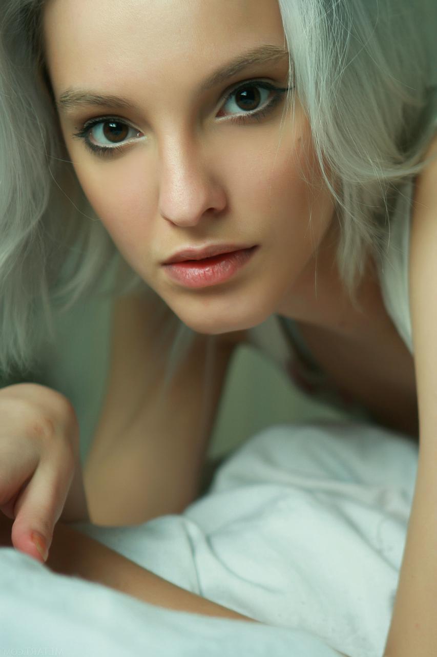 20P La joven rubia platino Kira W se quita la lencería para estar desnuda en su habitación