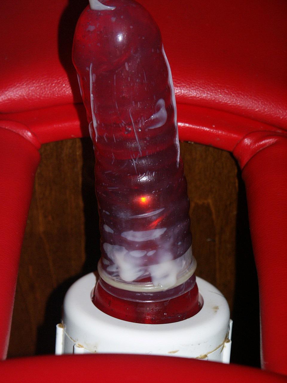 20P A lésbica loira Janey Web e sua GF Charity montam um vibrador de máquina em turnos