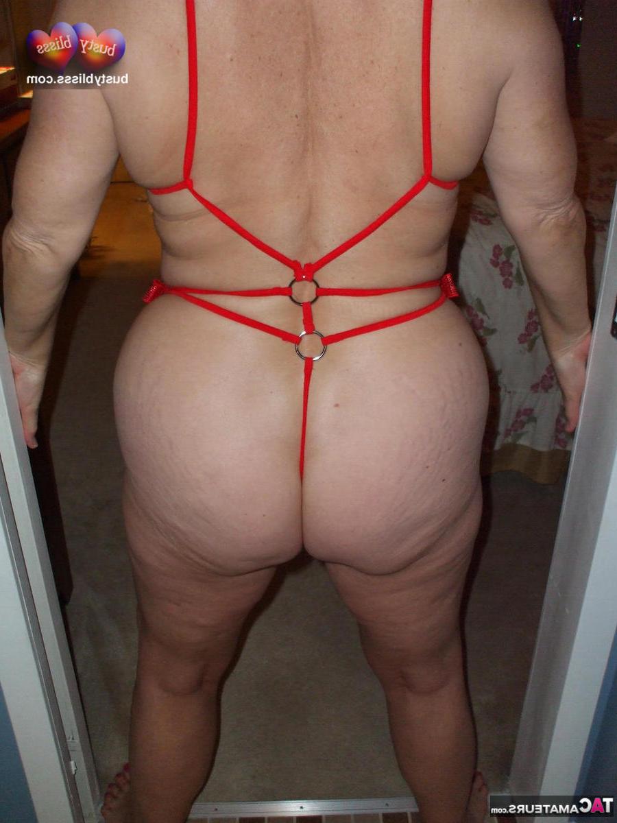 16P Femme plus âgée aux cheveux courts, modèles Busty Bliss révélant de la lingerie dans une chambre