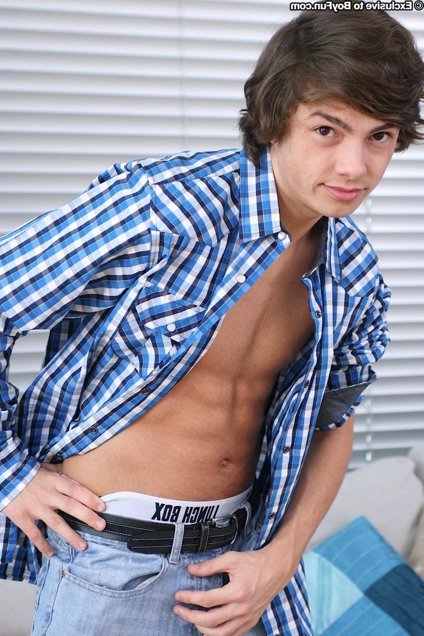 20P O pequeno menino gay caucasiano Jack Gallo tira a roupa e masturba seu pau sem cortes