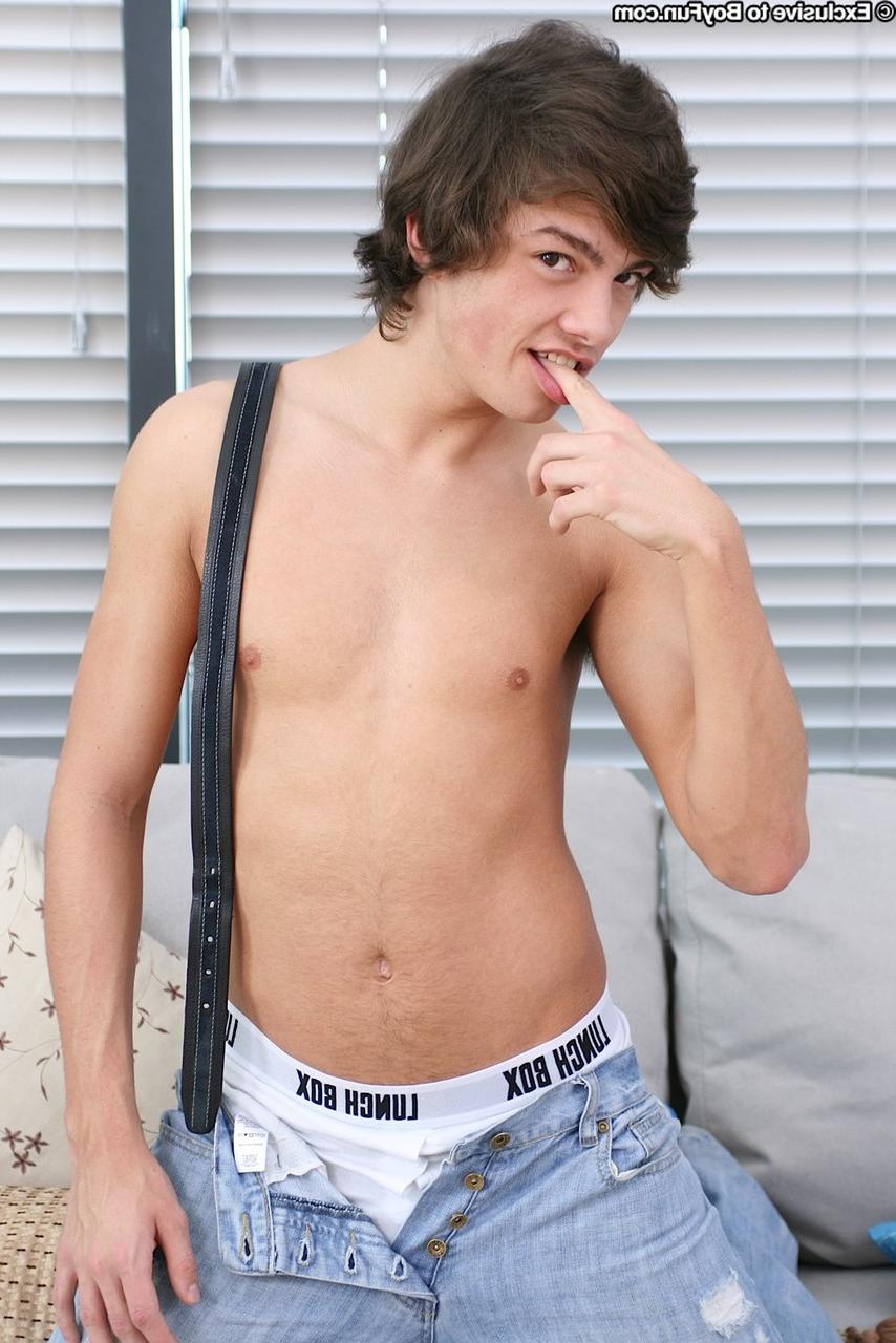20P O pequeno menino gay caucasiano Jack Gallo tira a roupa e masturba seu pau sem cortes