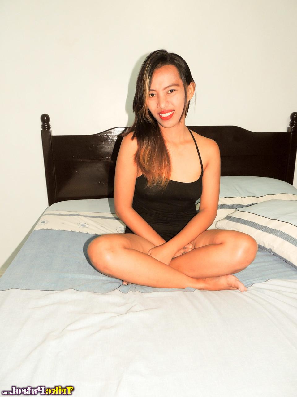 20P A linda adolescente filipina Joy Yasay se despindo e fodendo em uma chamada de elenco de hotel