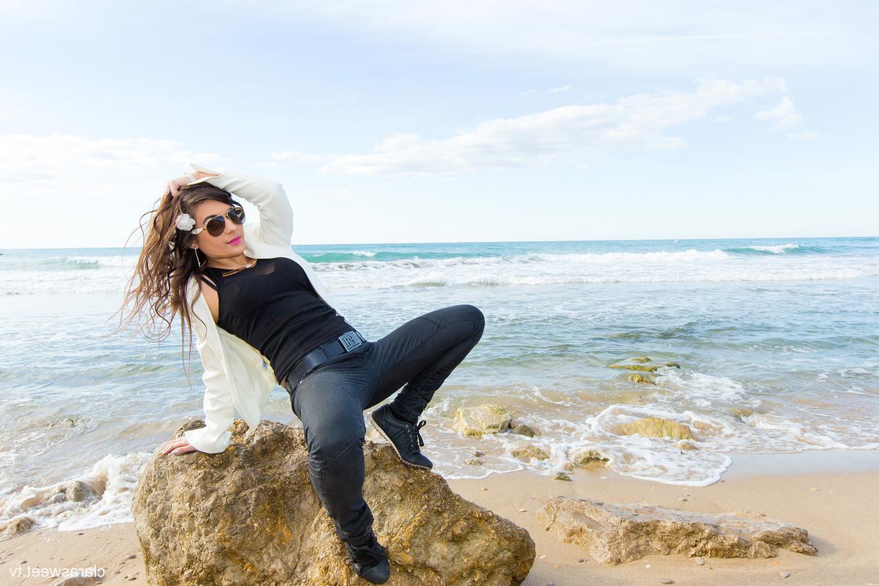 15P A modelo totalmente natural Clara Sweet posando na praia com sua roupa sexy e salto alto