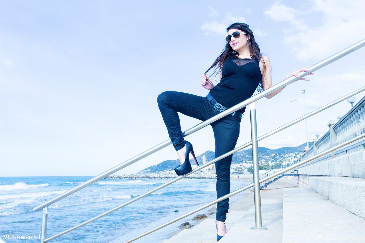 15P A modelo totalmente natural Clara Sweet posando na praia com sua roupa sexy e salto alto