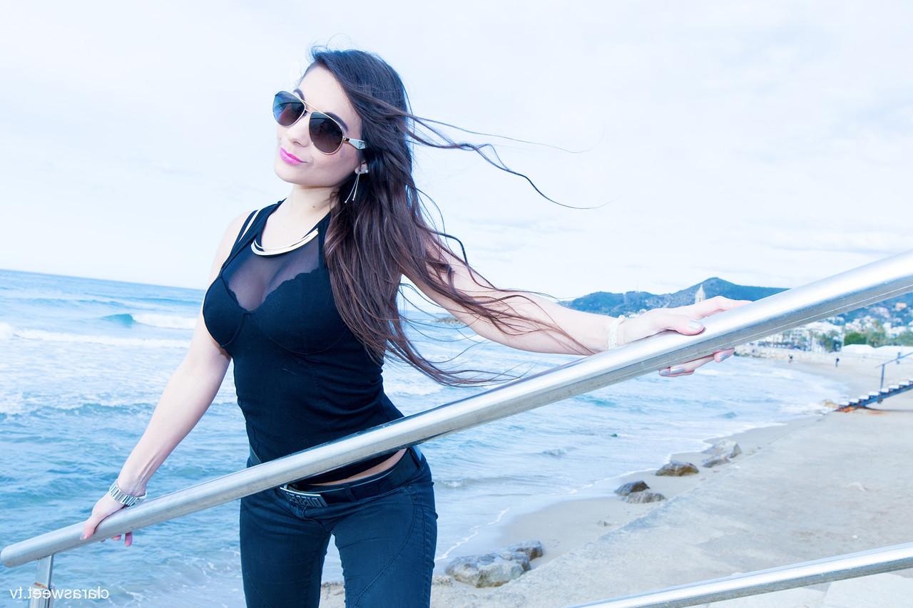 15P A modelo totalmente natural Clara Sweet posando na praia com sua roupa sexy e salto alto