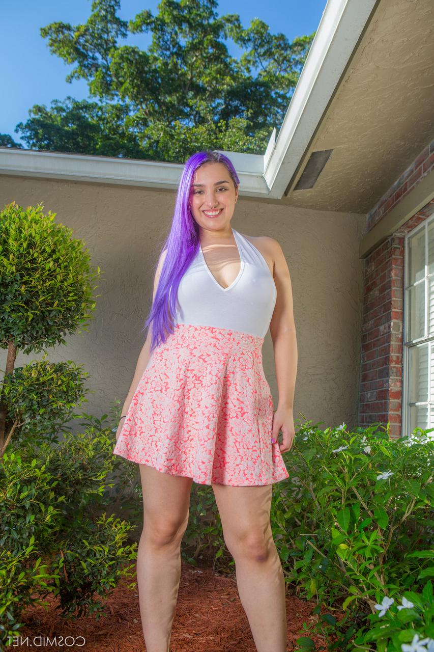16P Menina bonita com cabelo roxo mostra calcinha e revela seus peitos grandes