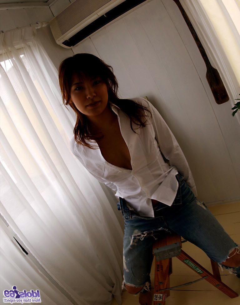 16P La joven japonesa caliente con un culo gordo kana se desnuda parcialmente en un sofá de dos plazas