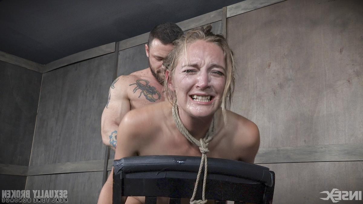 15P A contida mulher Mona Wales tem a boca e a buceta fodidas por dois homens ao mesmo tempo