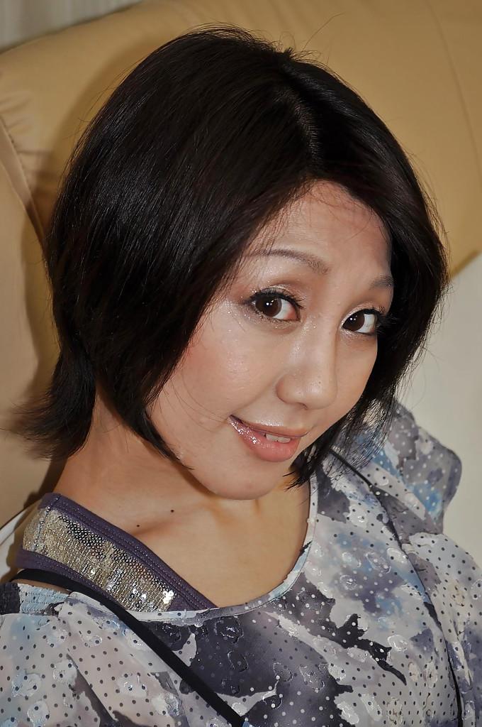 16P Pretty asian MILF Mayumi Iihara undressing and masturbating her cunt