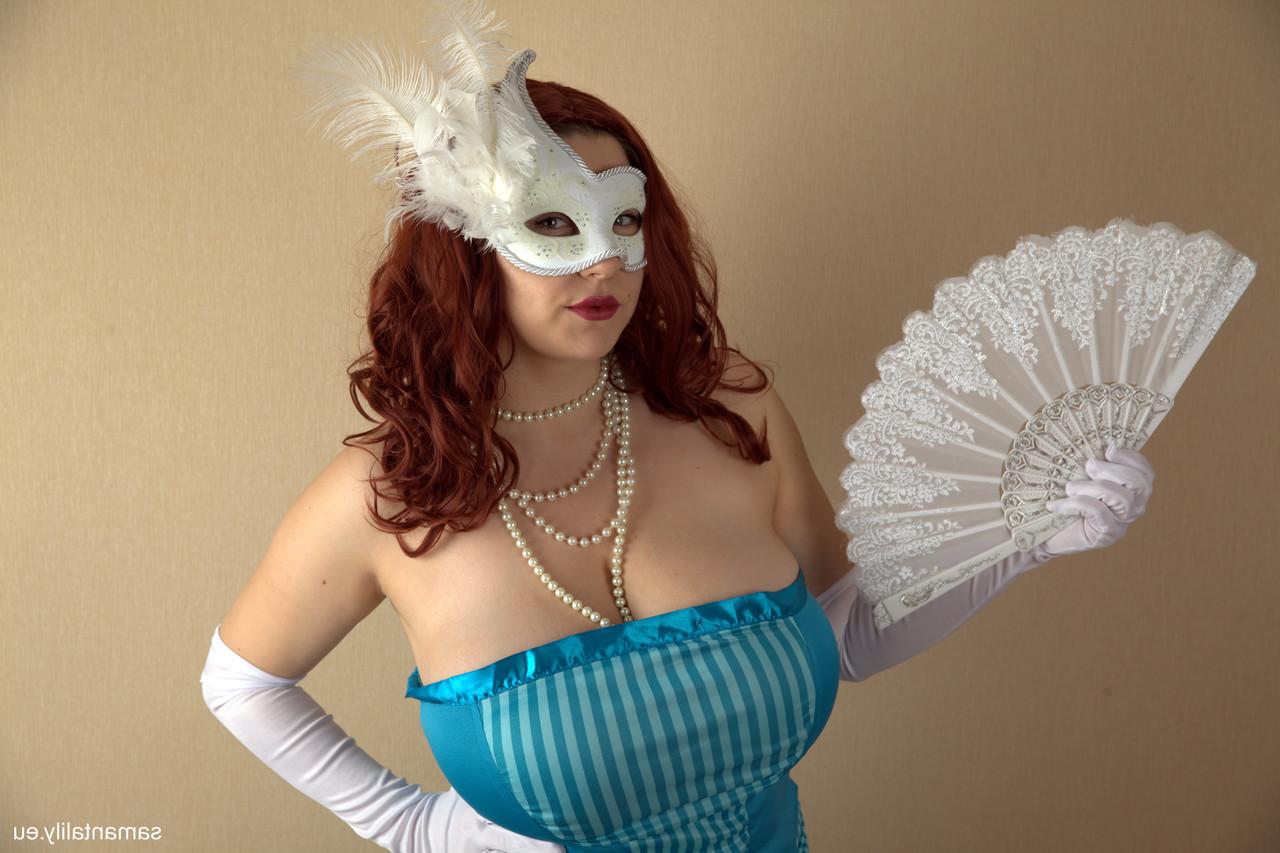 15P Samanta Lily, une MILF amateur potelée et masquée, déchaîne ses gros seins naturels.