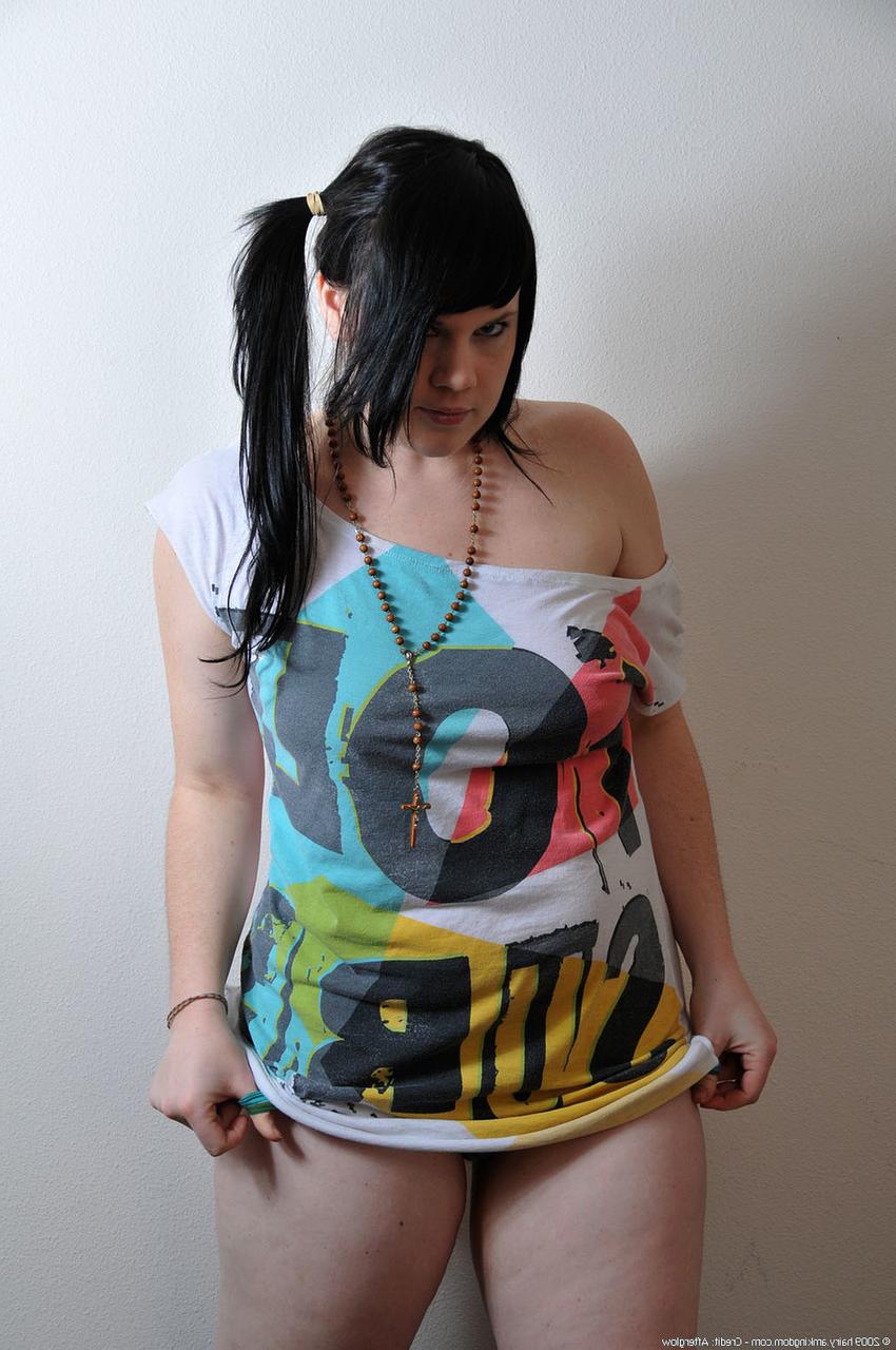 20P Die mollige Emo Tessa enthüllt ihren fetten Arsch und ihre großen Titten, bevor sie ihren haarigen Muff berührt