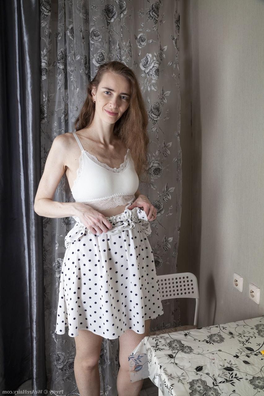20P Uma amadora esbelta, Pretty, expõe sua bunda gostosa e sua buceta peluda em um solo