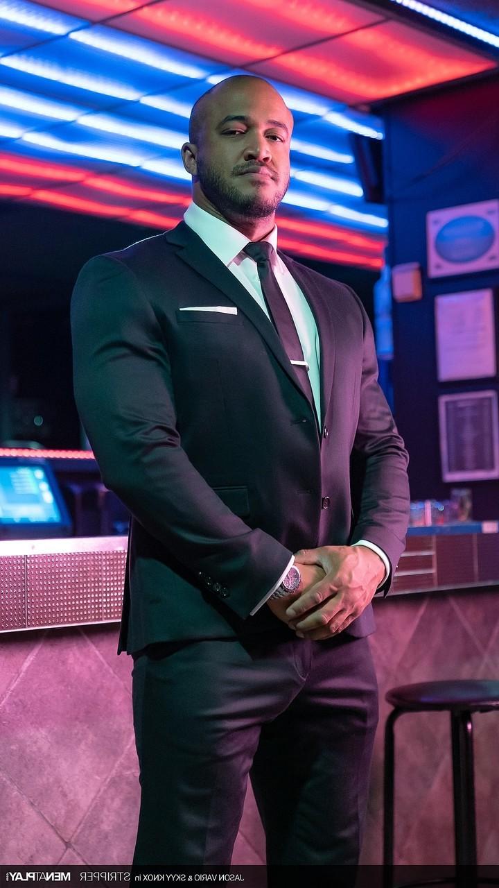 20P Die versauten schwulen Stripper Jason Vario und Skyy Knox ficken nach der Show hart