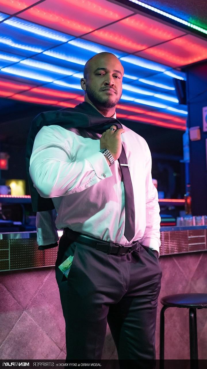 20P Die versauten schwulen Stripper Jason Vario und Skyy Knox ficken nach der Show hart
