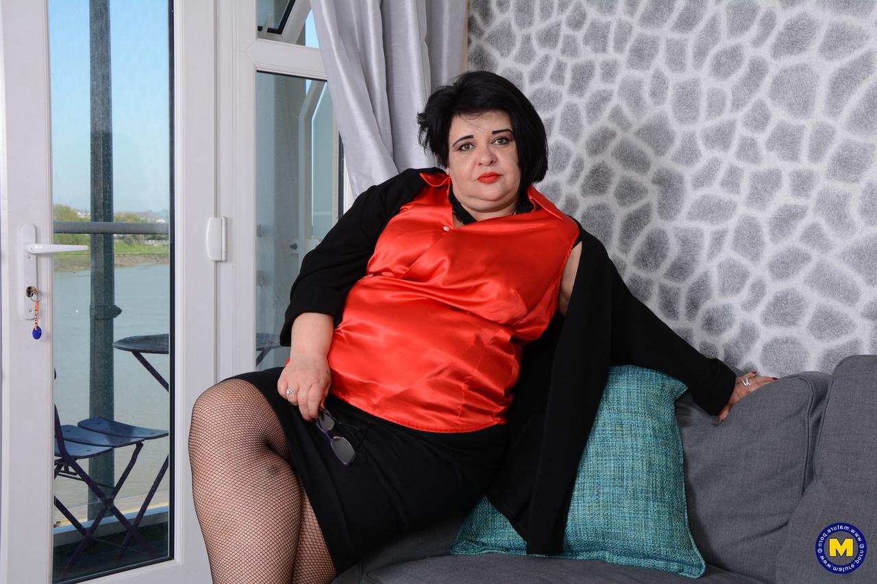 16P Gordo maduro com cabelo preto se masturba com um brinquedo sexual em meia-calça transparente