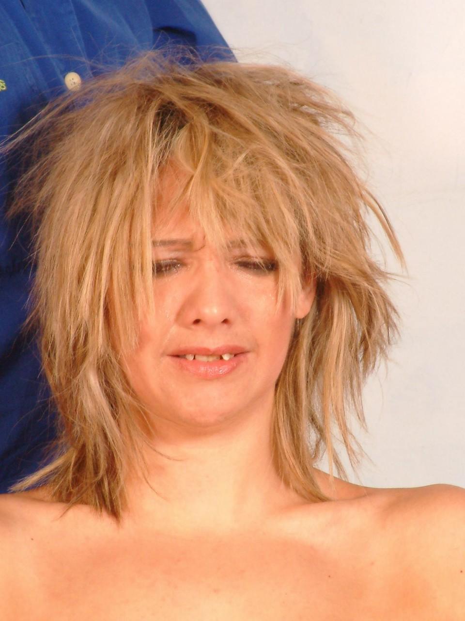 16P La blonde nue Emma Louise endure la douleur tout en étant équipée de pinces à linge.
