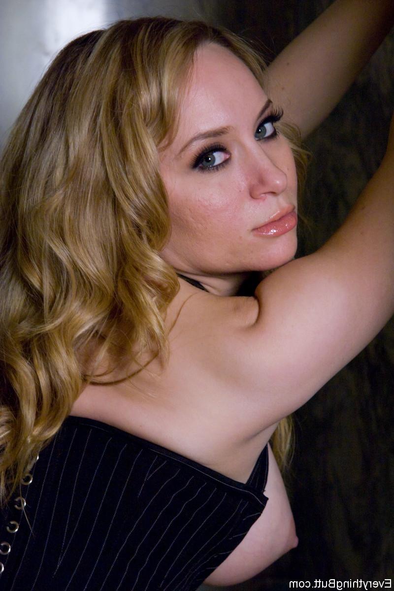 17P Die blonden Frauen Aiden Starr und Flower Tucci gehen mit Sexspielzeugen auf die Toilette