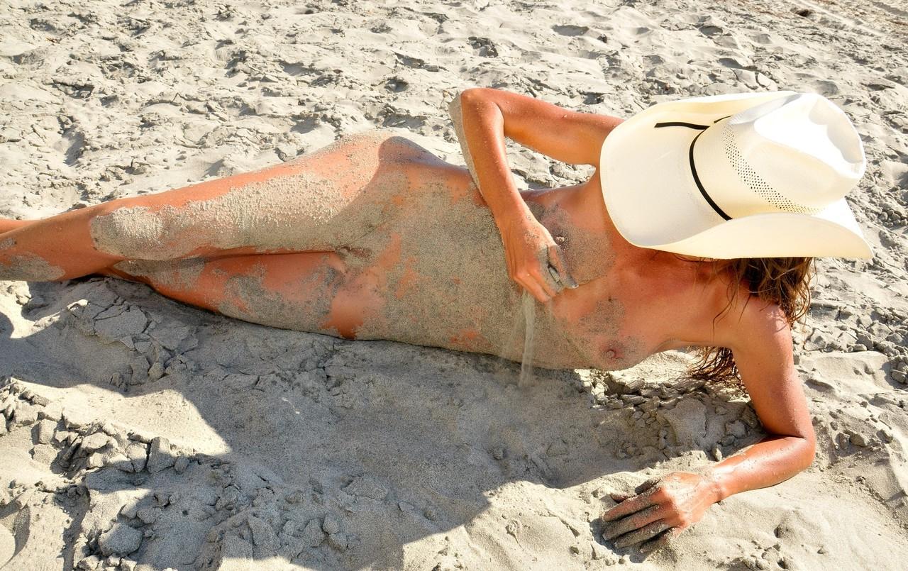 20P A alta pornstar Sofie Marie exibe seu grande saque enquanto brinca na areia