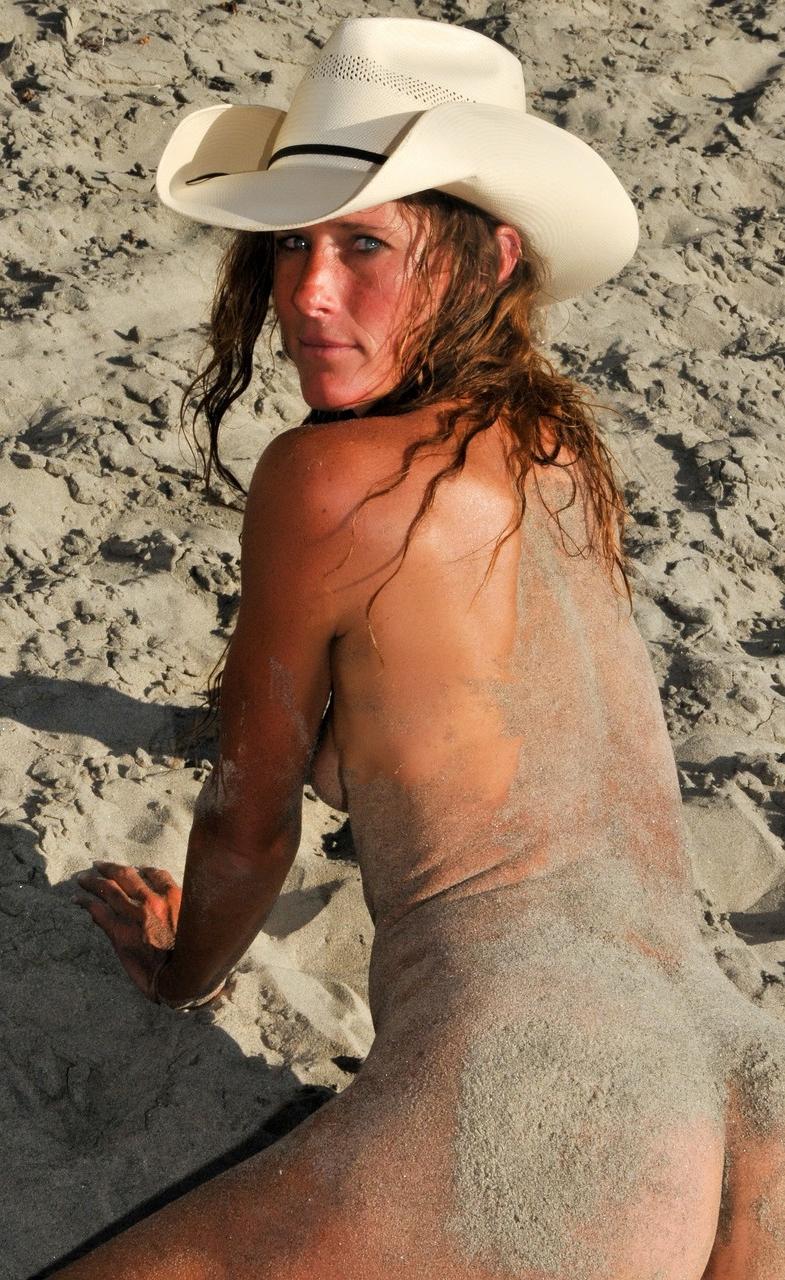 20P A alta pornstar Sofie Marie exibe seu grande saque enquanto brinca na areia