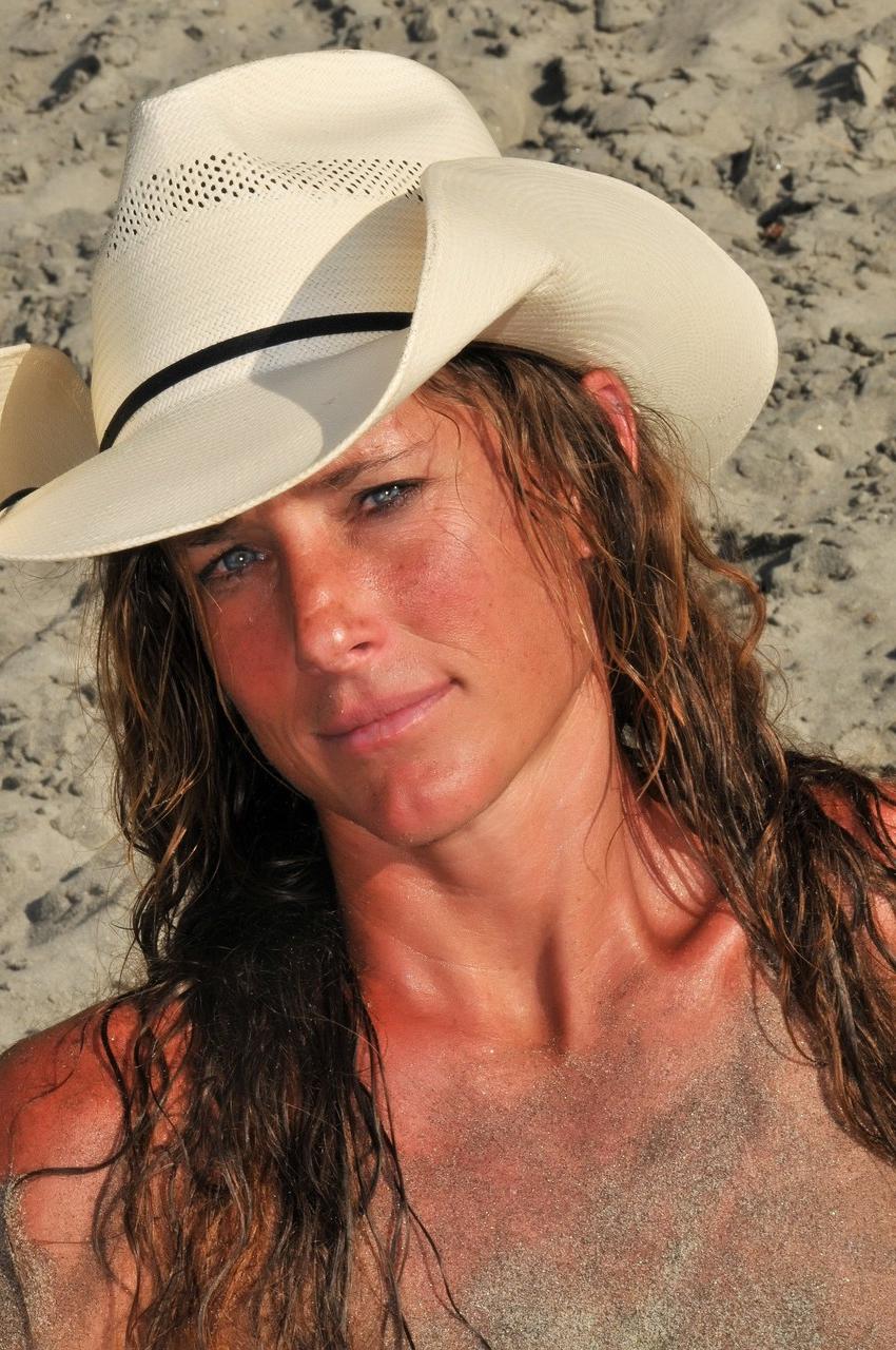 20P A alta pornstar Sofie Marie exibe seu grande saque enquanto brinca na areia